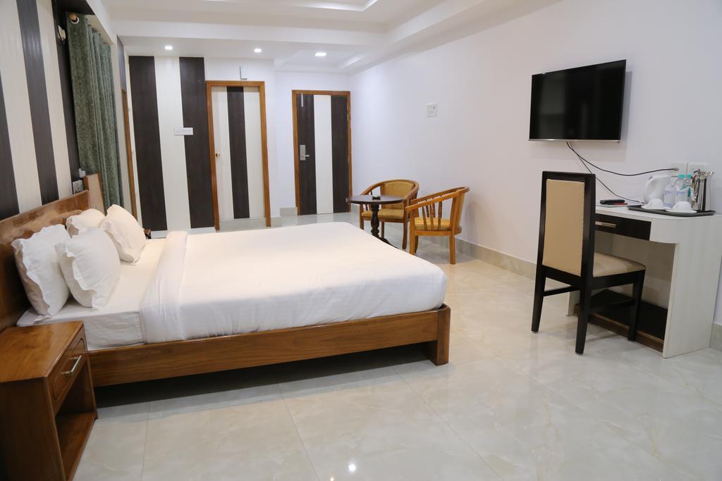 Hotel D' Sapphire Гувахати Экстерьер фото