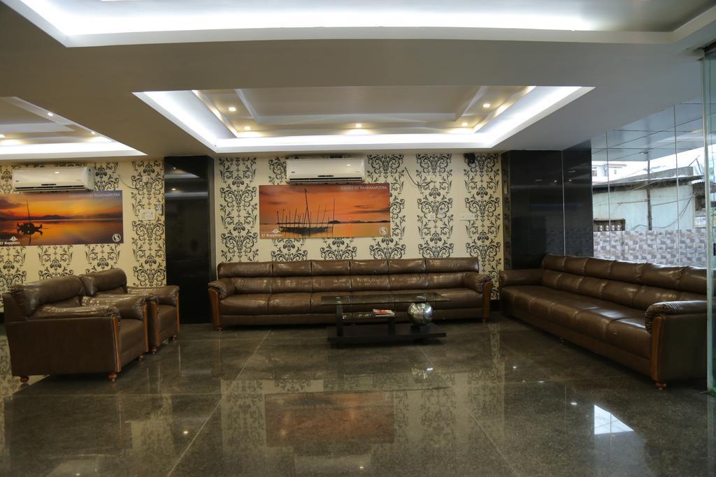 Hotel D' Sapphire Гувахати Экстерьер фото
