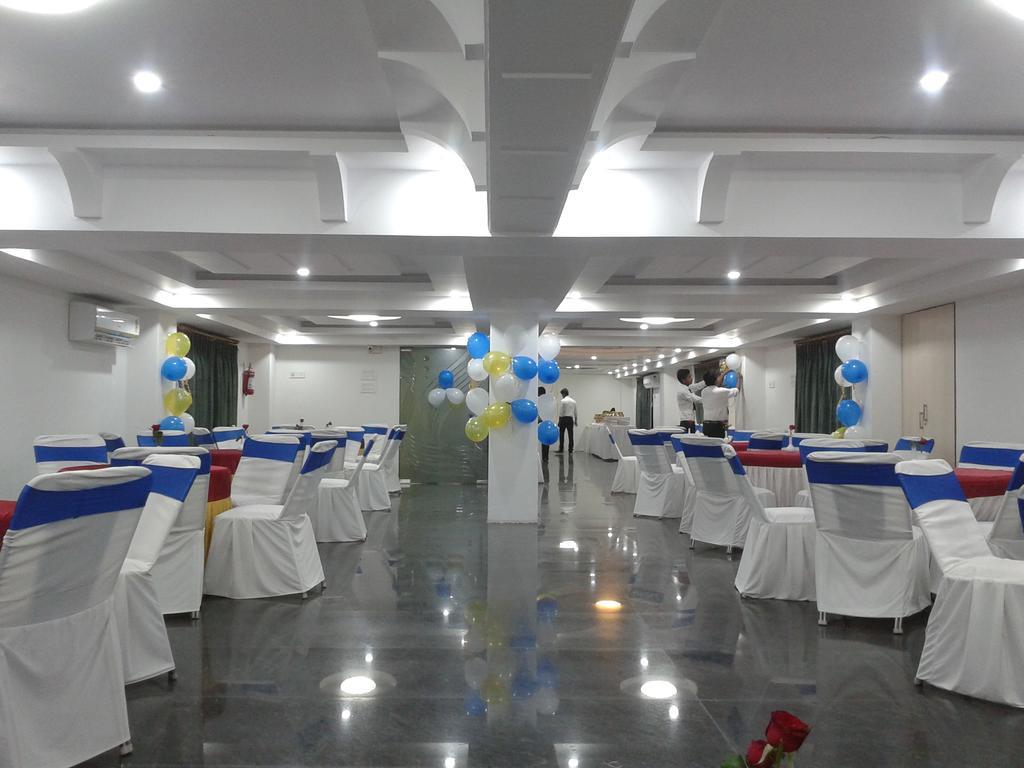 Hotel D' Sapphire Гувахати Экстерьер фото