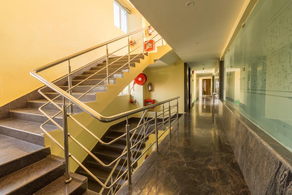 Hotel D' Sapphire Гувахати Экстерьер фото