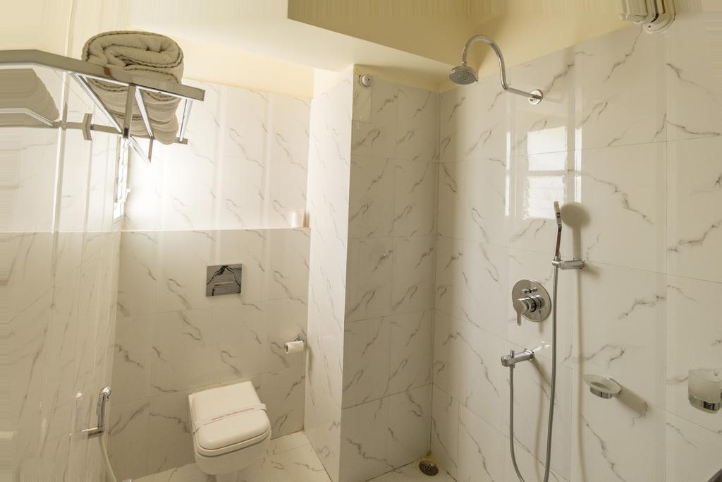 Hotel D' Sapphire Гувахати Экстерьер фото